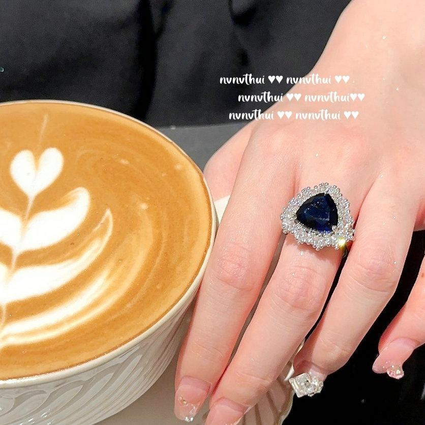 

Кольцо с синим цветочным камнем из Шри-Ланки, Антикварное, Покрыто 18-каратным золотом, Морской синий цветок, Крупнокаратный цирконий, Ожерелье.