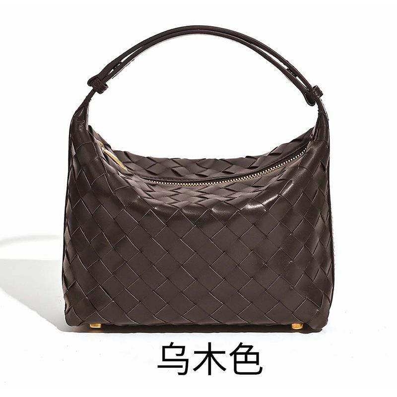 New woven shoulder handbag, lambskin lunch box bag, fashionable and high-end underarm bag, messenger bag.