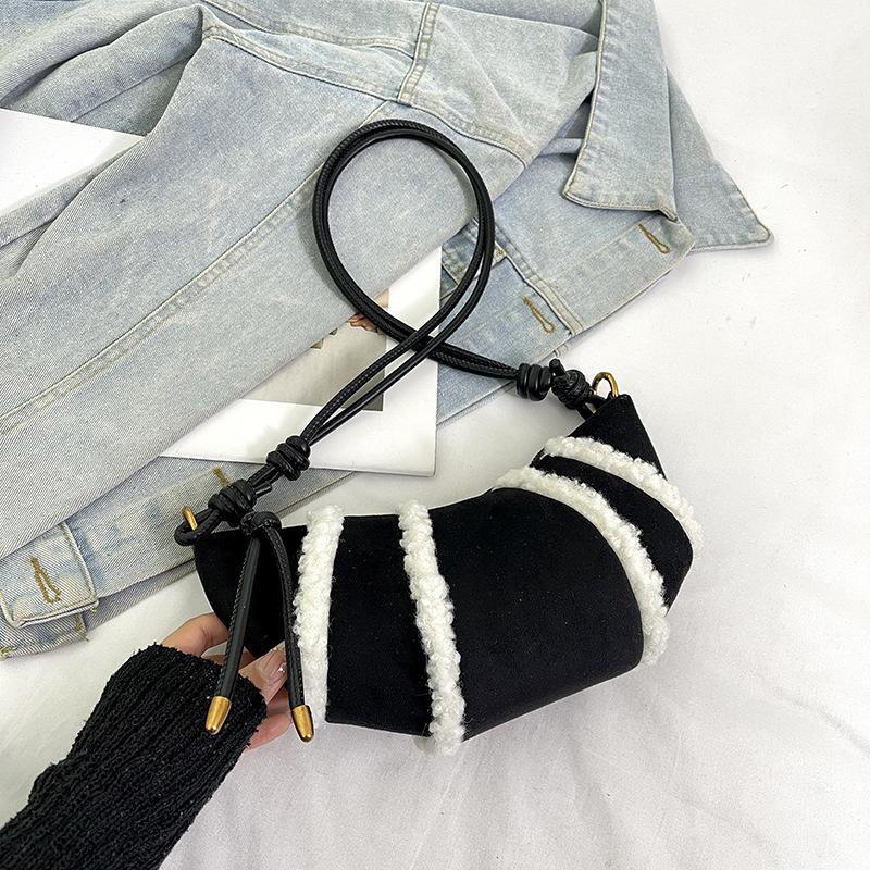 

Корейская версия модной сумки мобильный телефон мессенджер девушка 2025 осень новая простая замшевая сумка-мессенджер-круассан сумка-пельмень чёрный