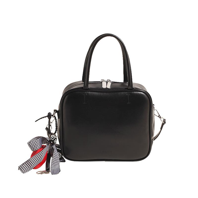 

Жіноча сумочка Нова маленька квадратна сумка Багатофункціональна сумка через плече with pendant чорний