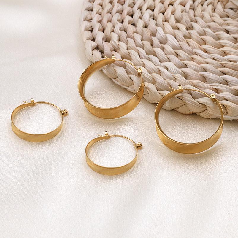 French Fashion Simple Earrings 18K Gold Curved Glossy Simple Fashion Earrings Titanium Steel Earrings Women