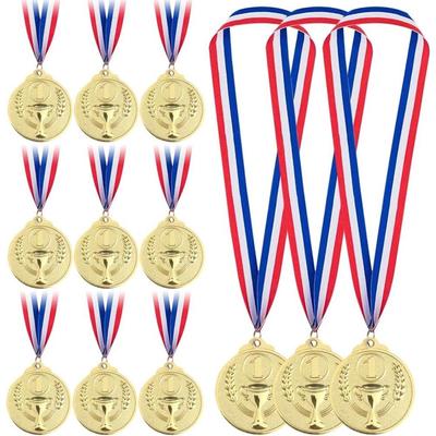 Balení 12 medailí, medaile s vyrytým vzorem trofeje, zlatá medaile pro