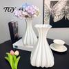 Chique Tafellamp voor Kantoor Decoratie 3D Geprinte Geribbelde Gebogen Vaas, Minimalistische Moderne Decoratieve Bloemen Levendige Kunstplant Houder Sculptuur