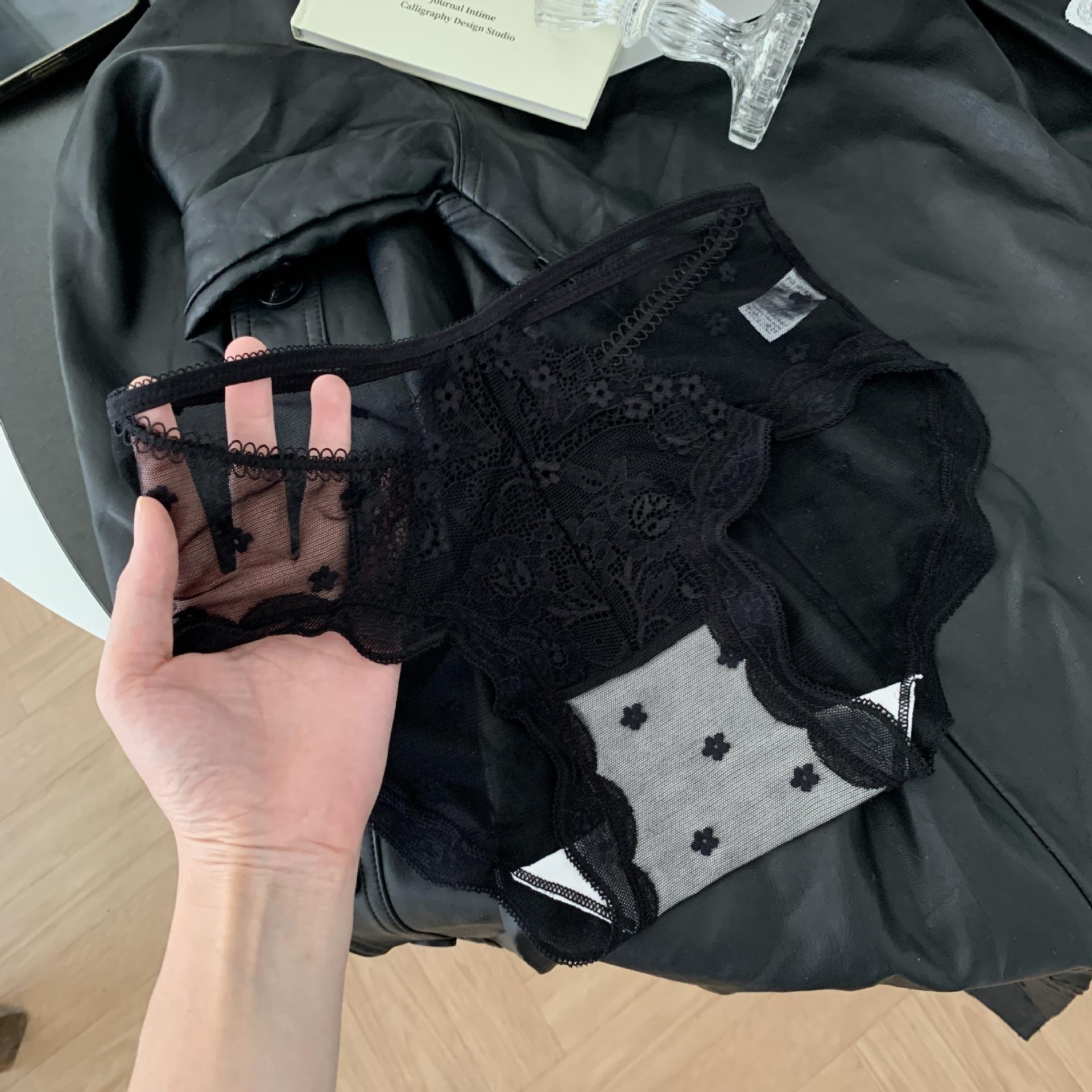 

Женское кружевное сетчатое нижнее белье на весну и осень с ажурным узором камелии, с теплой и антибактериальной ластовицей, средней посадки L чёрный