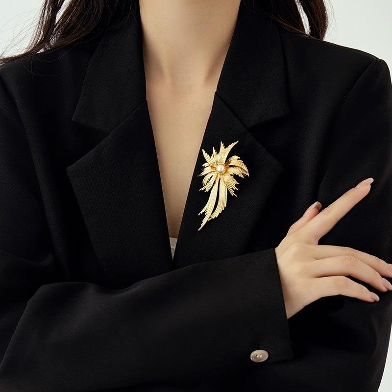 Mid-style golden firework brooch, high-end women's exquisite pearl brooch, niche design sense brooch, suit accessory