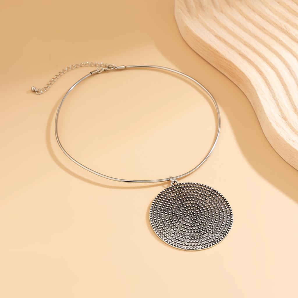 Accessories, Simple Metal Disc Collars, Exaggerated Threaded Pendants, Cold Wind Necklaces