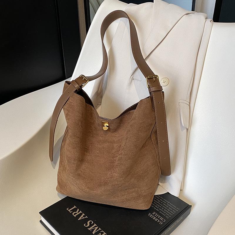 This Year's Popular Popular Bag Women's Large-capacity 2025 New Autumn and Winter Versatile Messenger Simple Tote Bucket Bag