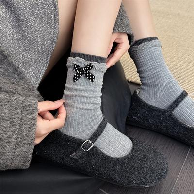 Graues College-Stil Streifenstoffetikett Damen Mid-Calf Socken Herbst und Winter Baumwollsocken Trendige und Individualistische Lange Wadensocken