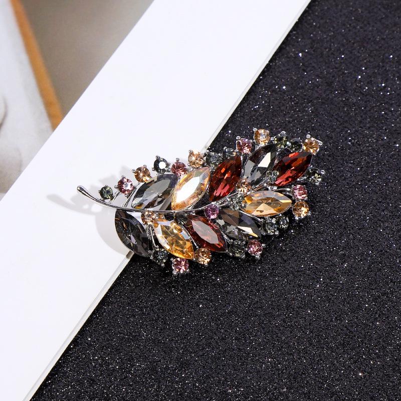 2024 Luxury Retro Crystal Leaf Brooch: Trendy Women's Suit Accessory