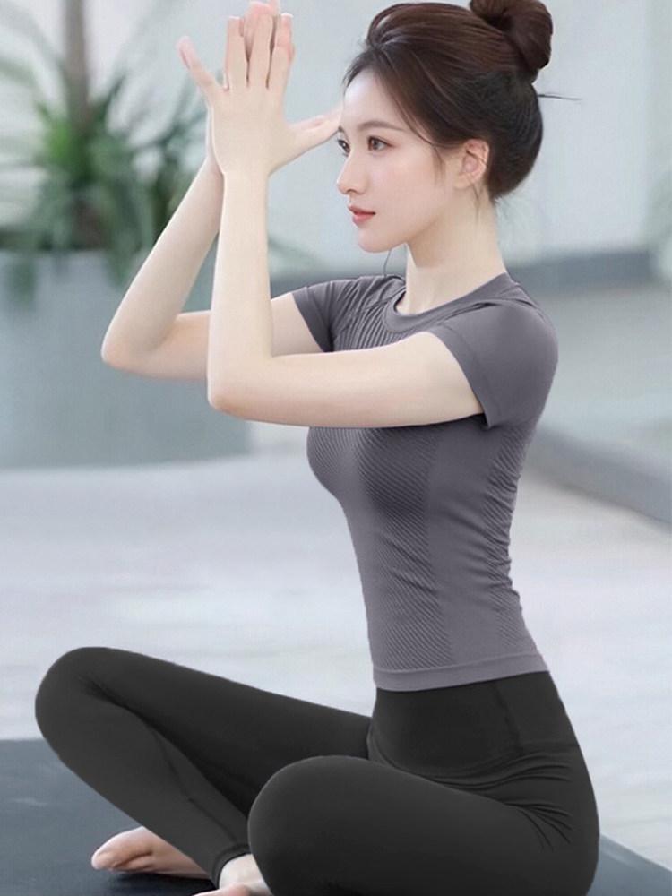 Spring/Summer 2026 Women's Yoga Suit: Breathable Body-Hugging Top & Waist-Hugging Set
