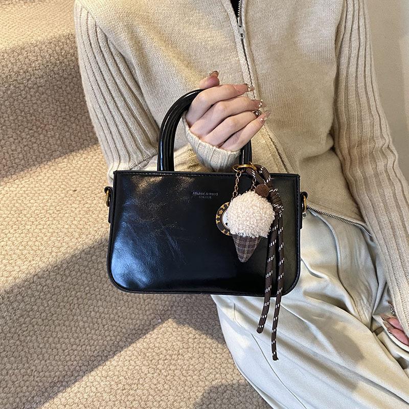 This year's popular bags are women's autumn and winter versatile 2025 new trendy fashion messenger handbag bucket bag