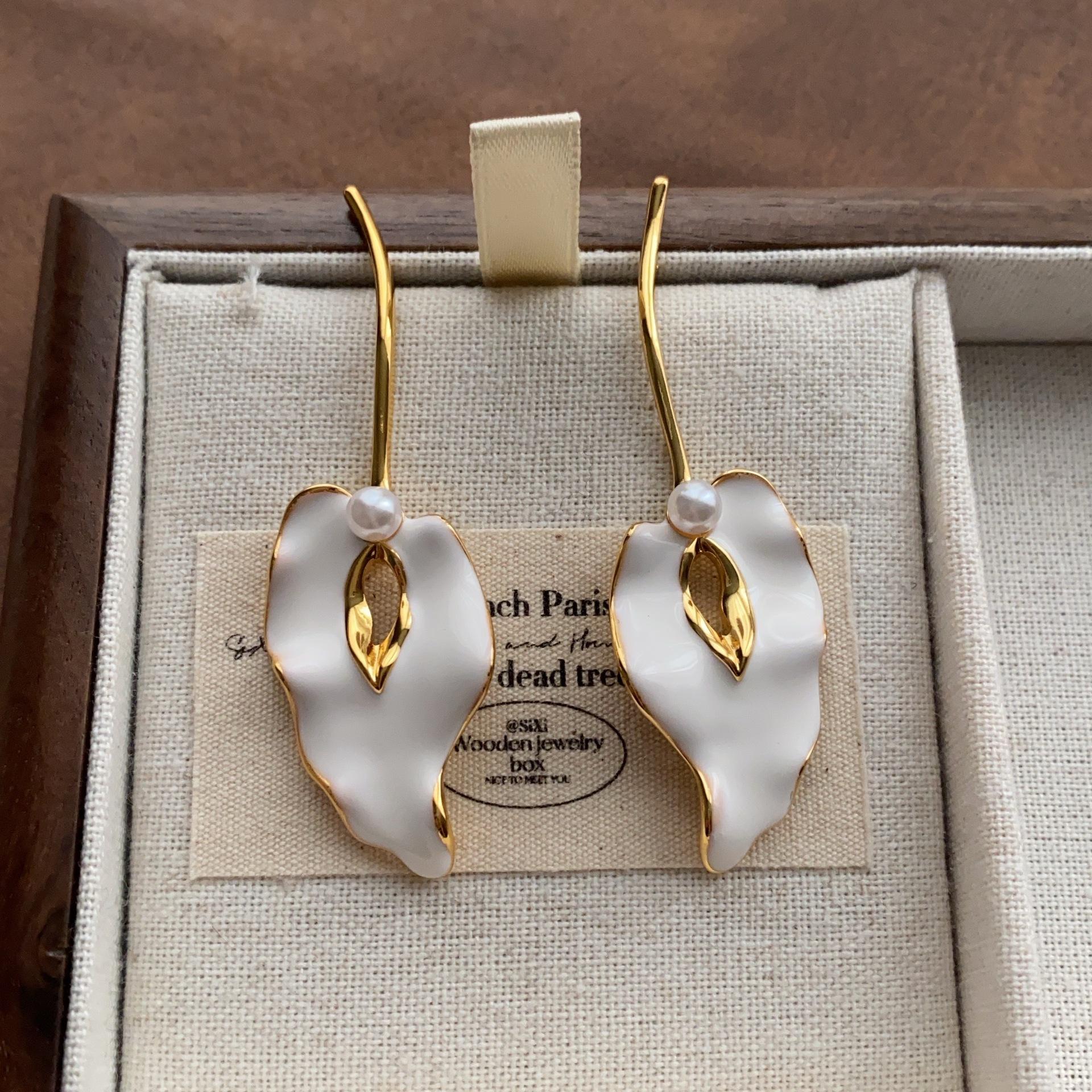 

Simple enamel plant leaf fresh earrings smart lines earrings niche exquisite light luxury high-end daily earrings