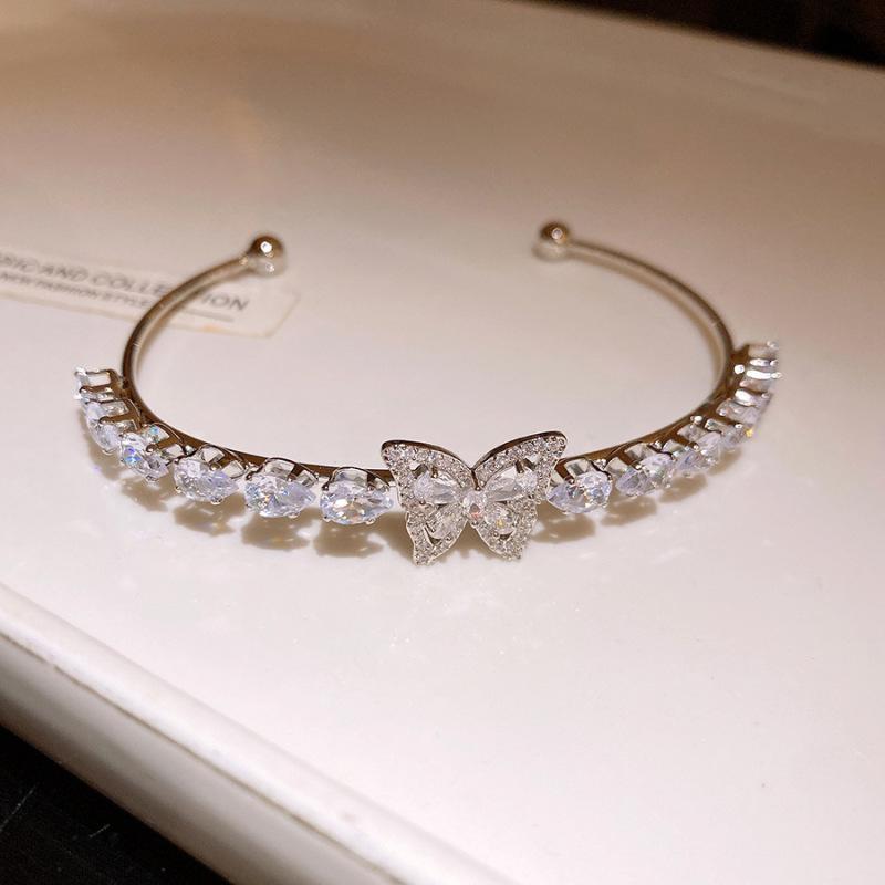 Bracciale con Fibbia a Ferro di Cavallo in Zirconia Placcato Oro - Accessorio di Lusso Chic e Versatile