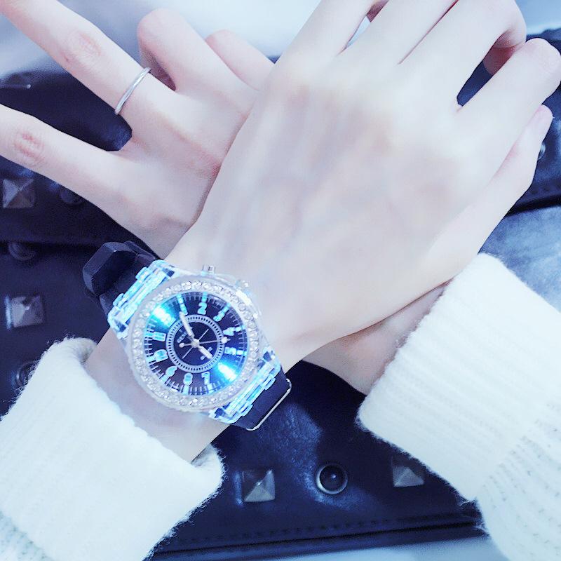 Flash Leuchtende Uhr Persönlichkeit Trends Studenten Liebhaber Gelees Frau Männer Uhren 7 Farbe Licht Armbanduhr