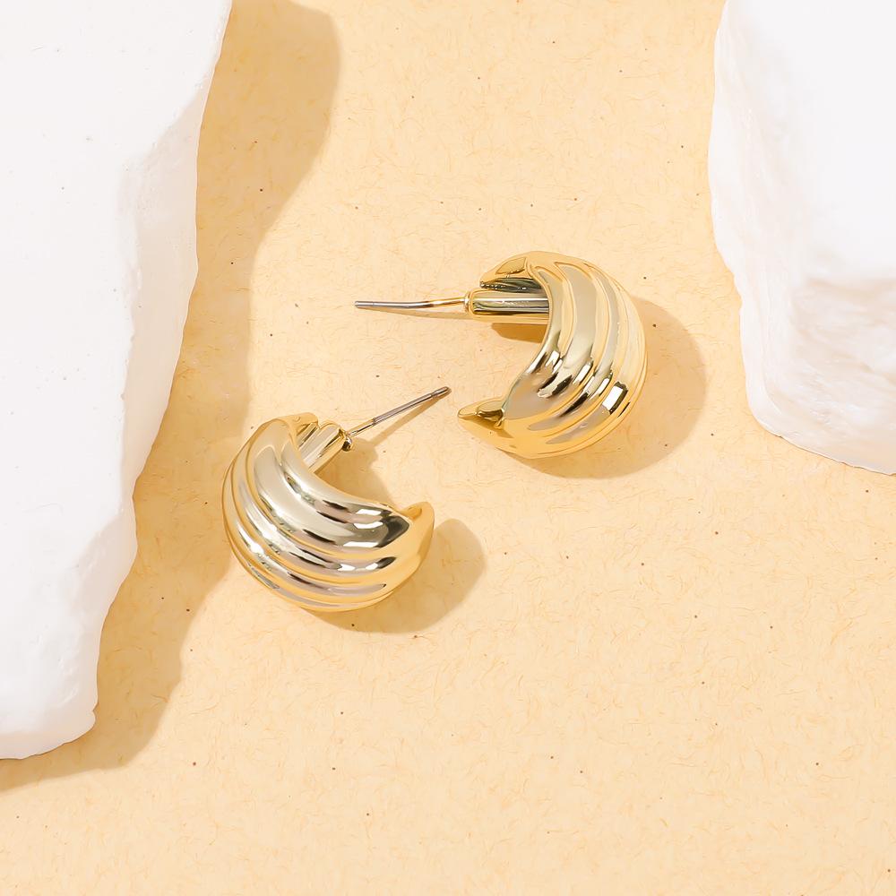Retro Doudou C-shaped stud earrings French texture sense personalized fashion versatile light luxury sense wide face ear jewelry women