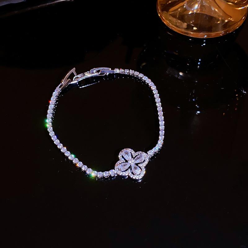 Four-leaf Zircon Buckle Bracelet, Fashionable Light Luxury Temperament, High-end Bracelet, Personalized Trendy Jewelry.