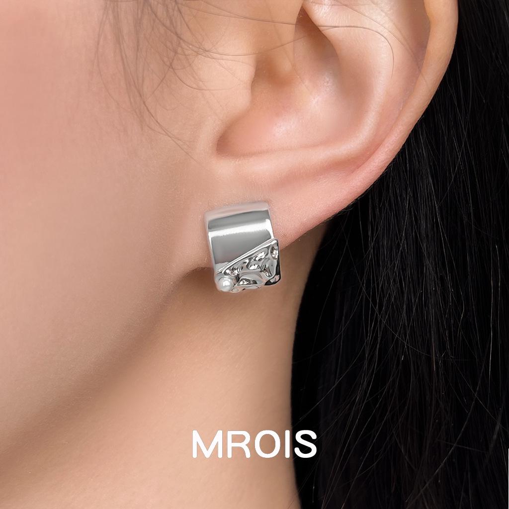 Gold Plated C-shaped Geometric Stud Earrings - Light Luxury Design for Women