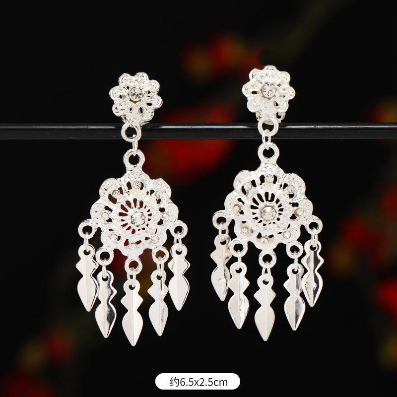 

No ear piercings, ear clips, Dai minority earrings, exotic style retro fringed earrings, women s Miao silver earrings.