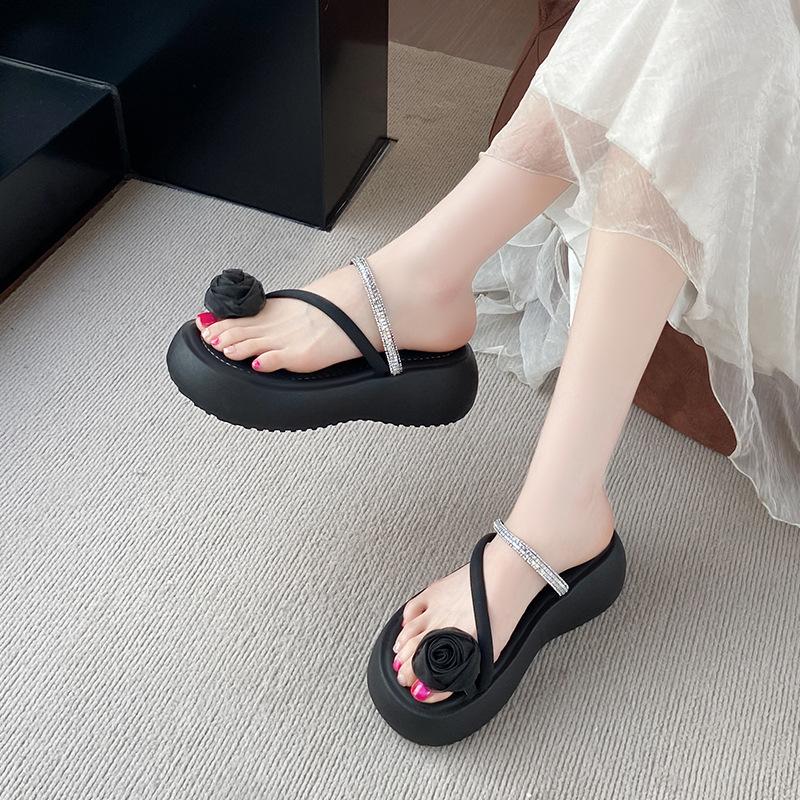 Flat-bottomed French small cool slippers women's 2025 new fashion summer beautiful skirt seaside beach slippers