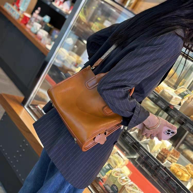 Torba z bydlęcej skóry garbowanej roślinnie Nowy styl Modna i wszechstronna Casualowa torba crossbody o dużej pojemności Lekka luksusowa skórzana torebka