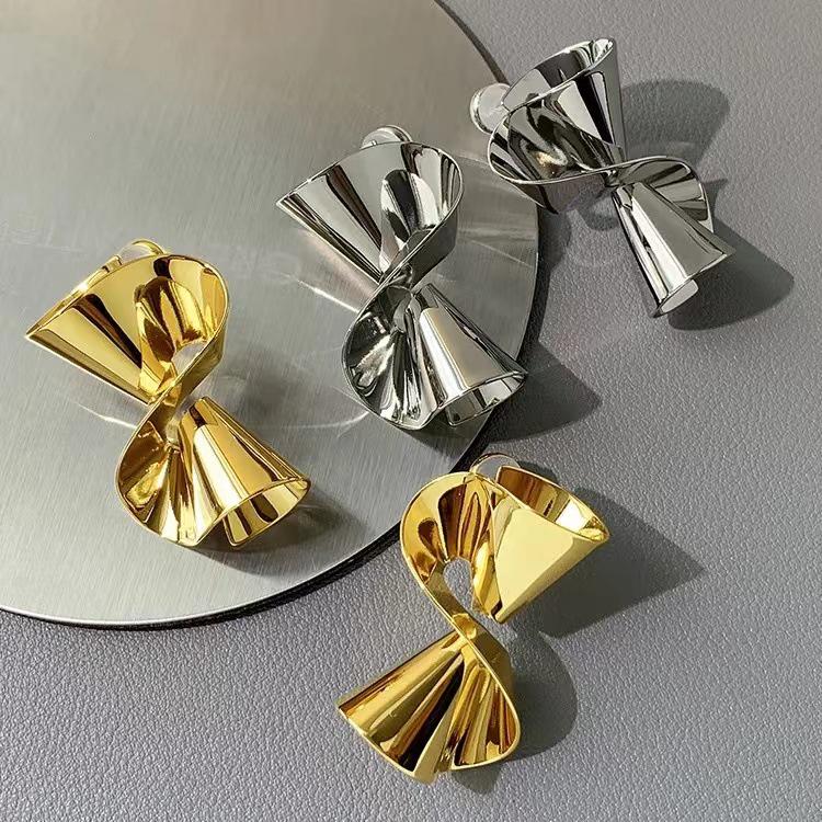 Retro Alloy Geometric Earrings: Stylish Twisted Metal Ear Drops for Women