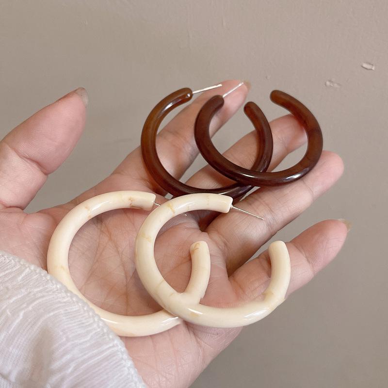 Elegante minimalistische C-förmige Ohrringe aus silbernem Harz: Vintage-inspirierte, vielseitige High-End-Stecker für Damen