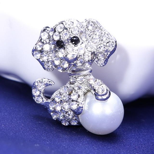 

Модная брошь со стразами, милая собака, обнимающая жемчужный шар, женские шапки, шарф, костюм, брошь, одежда, пряжки, булавки для женщин