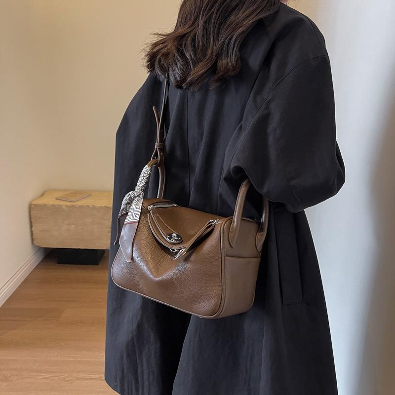 Versatile fashion high-end bag women's bag autumn and winter large-capacity commuter pillow bag simple niche single shoulder messenger bag