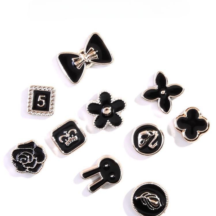 Trousers Are Rolled Edge Stickers, Pants Are Rolled Edge Fixed, Invisible Hidden Buttons Are Closed, and Seam-free Buttons Are Available.