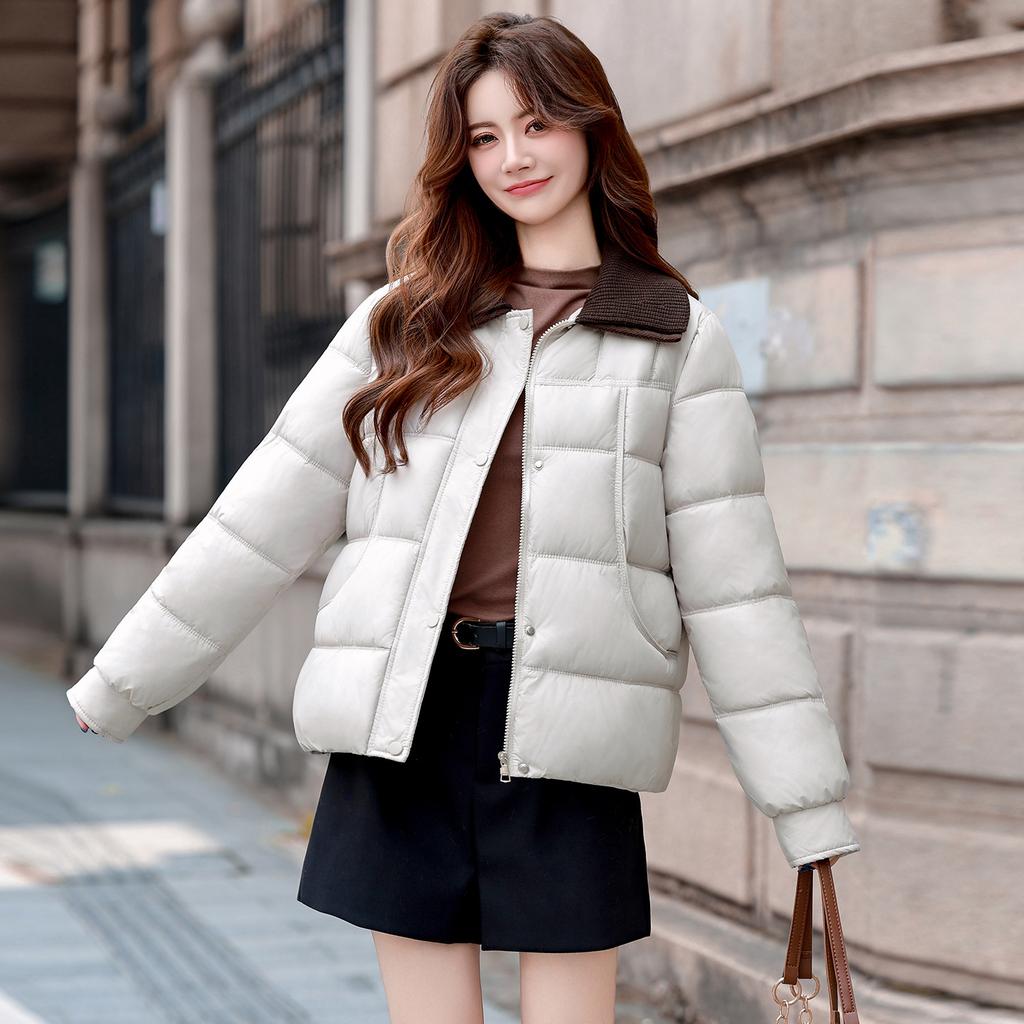 In the winter of 2008, the new contrasting color lapel thickened cotton-padded jacket for women's fashion is thin and foreign, simple and warm cotton-