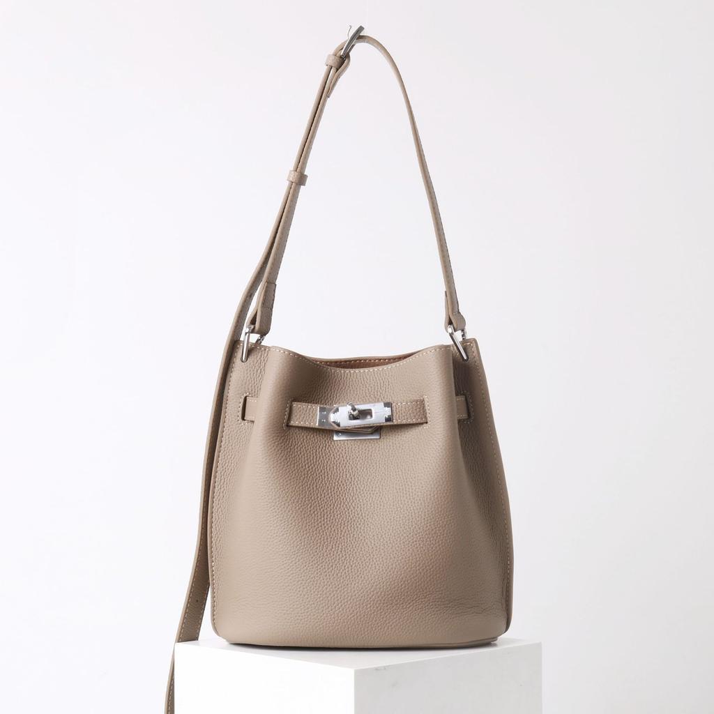 2025 Nová vysoce kvalitní lehká luxusní niche textura kbelíková taška Dámská velkokapacitní na dojíždění přes rameno Crossbody