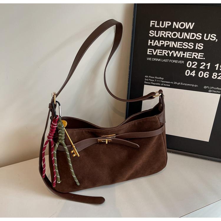 

Frosted retro bag women s large capacity 2024 new autumn and winter leisure niche design messenger bag commuter bag темно-коричневого кольору