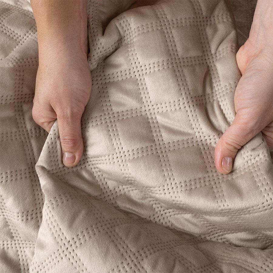 VELVI Decorative bedspread in a shade of warm, dark cream - 170x210cm