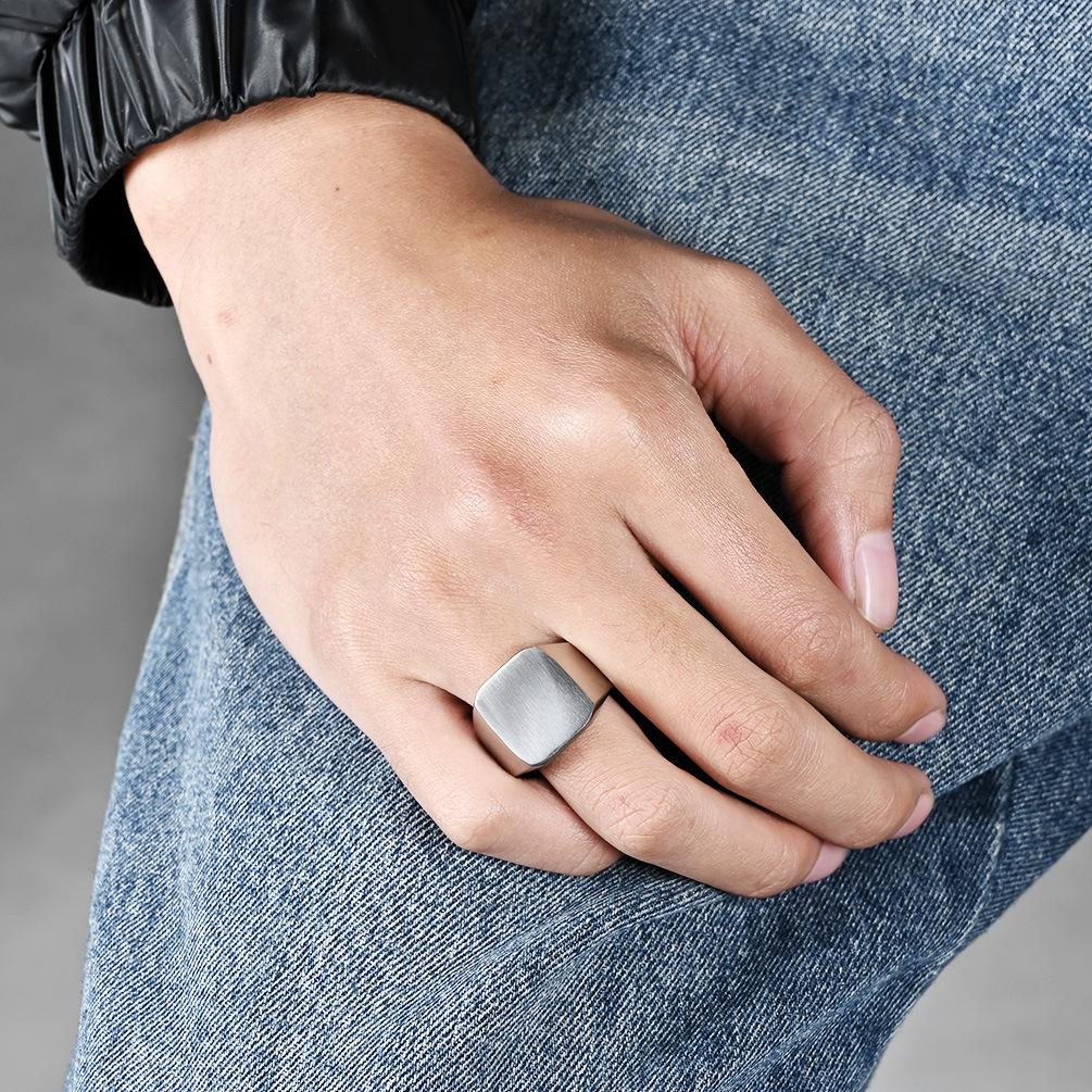 Personalisierter Siegelring aus matt gebürstetem Edelstahl für minimalistischen Herrenschmuck aus Titan