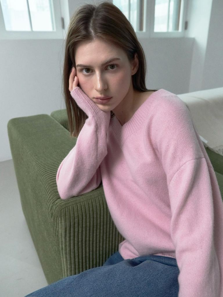 Endeopobeu Classic Fine Wool V-Neck Knit _ Pink