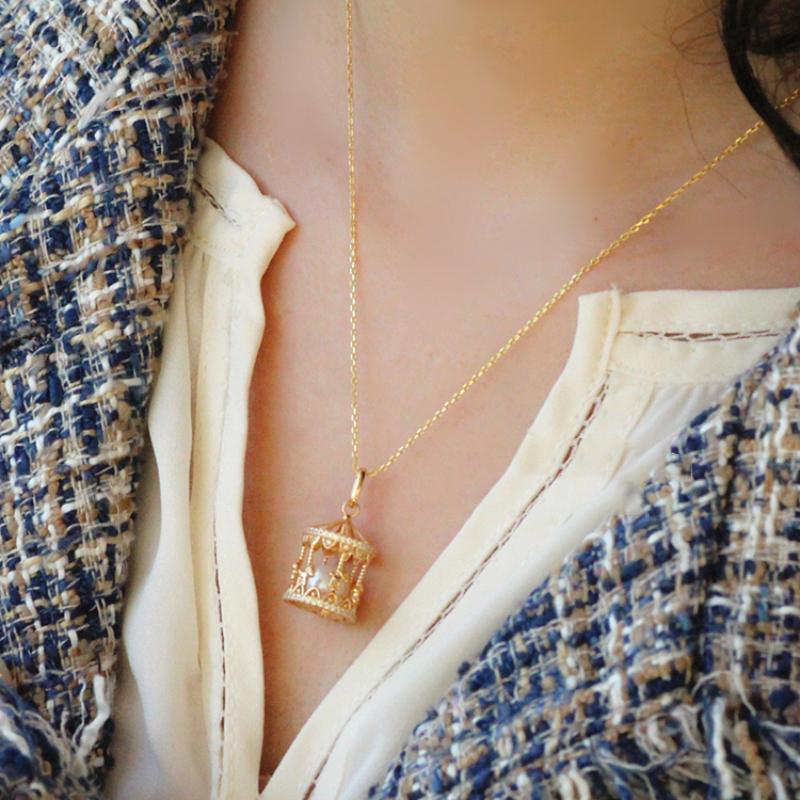 Original New Merry-Go-Round Pendant Romantic Cute Style  Inlaid Small Fine Diamond Pearl Necklace Jewelry Bottom Can Open