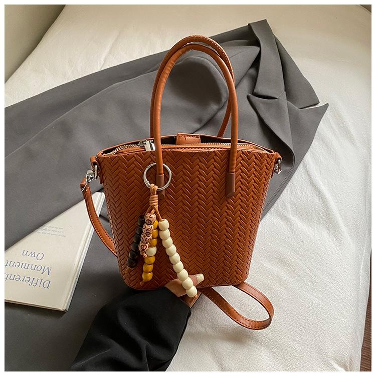 Women's Bag 2025 Autumn New Fashion Foreign Style Woven Shoulder Messenger Bag Large Capacity Commuter Bucket Bag Small Square Bag