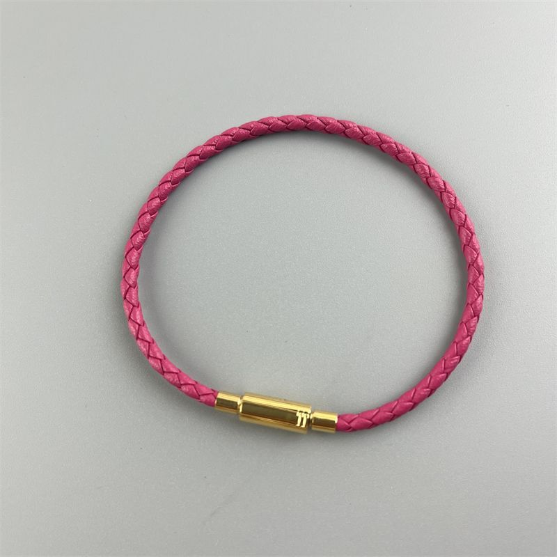 

Браслет из кожаного шнура 2,5/3 мм, подходит для бусин-трансферов Zhou Shengjia. Красная веревка года животного, титановая сталь, пряжка-кнопка, ремешок для переноски 21CM (Plug thick 3.5mm) 3mm Rose Red finished