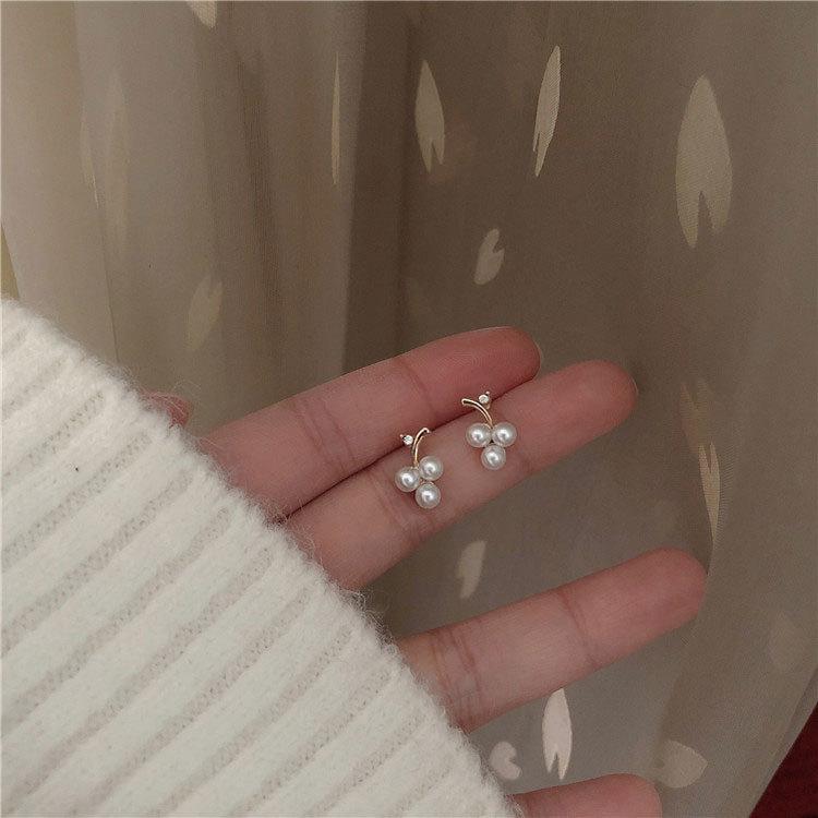 Französische Ohrringe im einfachen Stil mit kleinen Perlen im Trauben-Design