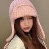 Entzückende gestrickte Mütze mit Ohrenschützern für Damen