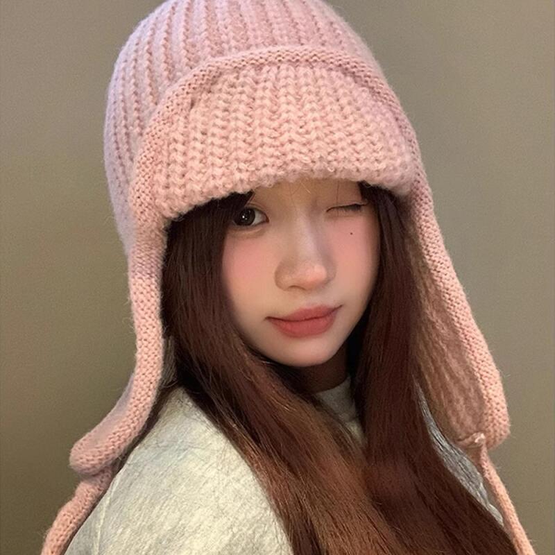 Entzückende gestrickte Mütze mit Ohrenschützern für Damen