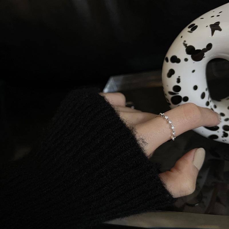 

Регулируемое современное геометрическое кольцо-сердце с потрясающим сверкающим дизайном для любителей моды