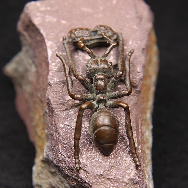 Antique Copper Ant Holding Peanut Figurine Miniature Desk Ornament Creative Animal Incense Holder Lucky Decor Crafts Accessories