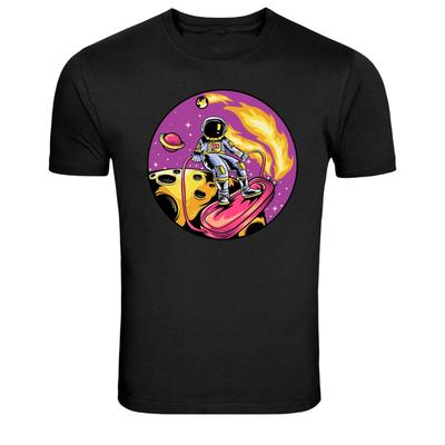 Astronaut surfar på planet Kosmiskt rymd Grafisk T-shirt