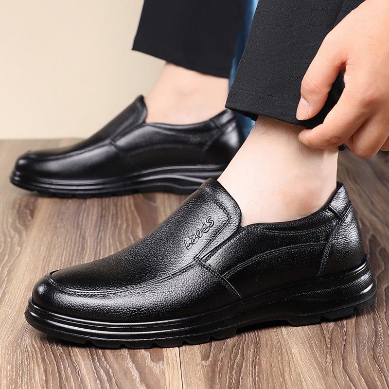 Czarne buty wsuwane z prawdziwej skóry dla mężczyzn w średnim wieku i starszych - Antypoślizgowa miękka podeszwa, obuwie codzienne na jesień.