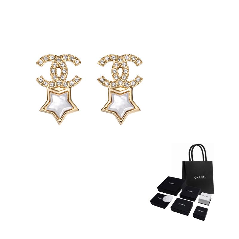 

CHANEL [24C New Product] Classic Double C Logo Pearl White Star Metal Earrings Women s Gold золотий
