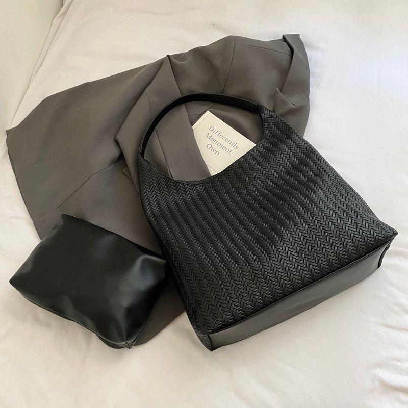 

Women s High-Grade Bag 2025 New Casual South korea Niche Tote Bag Large Capacity Retro Commuter Shoulder Bag Black