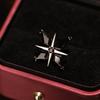 Heißverkaufende Kupferinlaid Zirkon Sternburst Brosche Cardigan Anti-Exposure Knopf Kreuz Zubehör Kragenpin