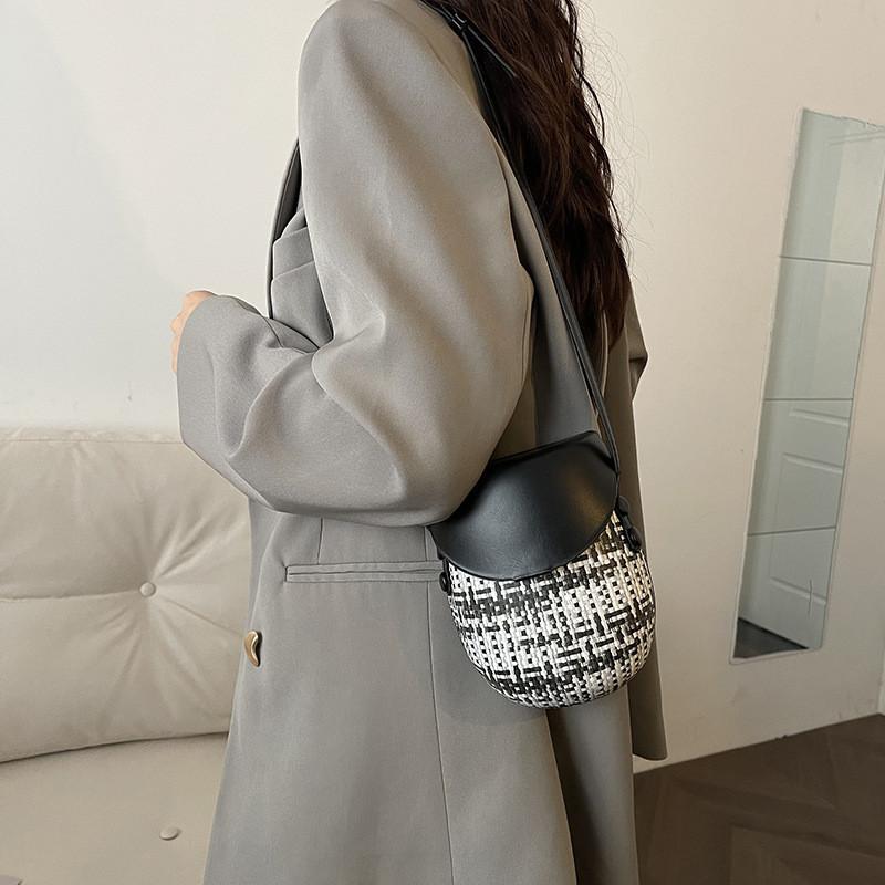 

Chic Fresh And Sweet Style Pu Material Saddle Bag Women s Bag 2023 New Winter Small Shoulder Crossbody Bag чорний