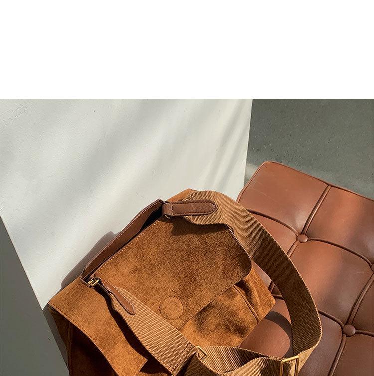 2024 Trendy Retro Brown Flannel Women's Large Capacity Messenger Shoulder Bag for Autumn/Winter